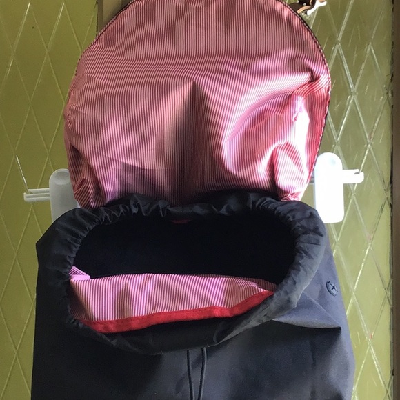 Herschel Backpack Black with Red and White accent (interior) fabric NEVER used - Picture 4 of 9